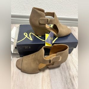 Naturalizer women’s wedge heel shoe